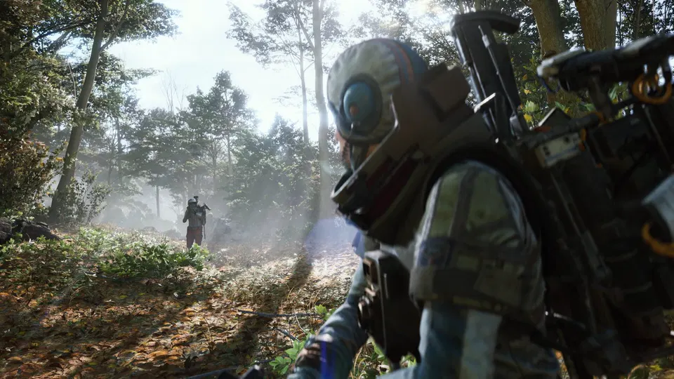 Arc Raiders: voják s plynovou maskou a batohem na lesní cestě, v mlze se vzadu objevuje další postava.