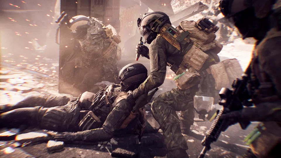 Battlefield 6: vojáci v zakouřeném prostředí pomáhají zraněnému spoluhráči, v popředí puška.