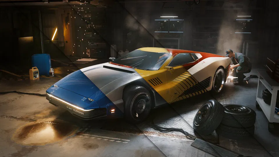 Cyberpunk 2077: barevně polepené sportovní auto v garáži, u něj muž u kol a jiskry z práce.