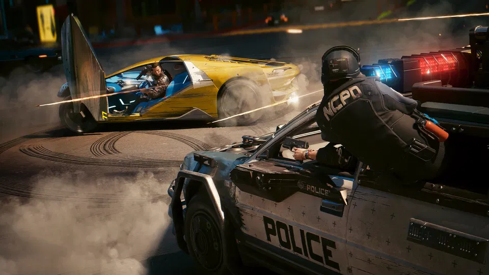 Cyberpunk 2077: žluté auto driftuje před policejním vozem, který střílí a má policejní světla.