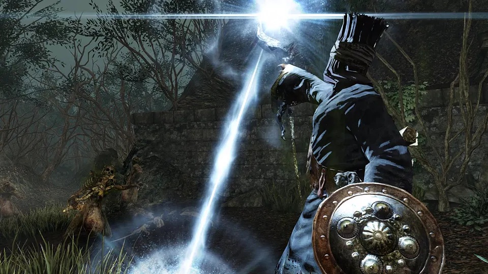 Dark Souls 2: postava v tmavém plášti a s kulatým štítem seslává modrobílé kouzlo proti zelenému pozadí