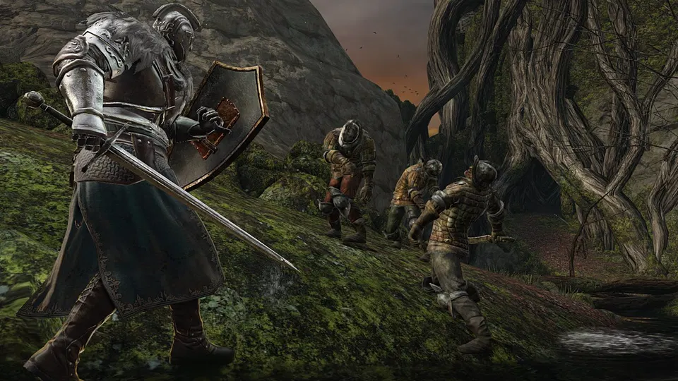 Dark Souls 2: bojovník v těžké zbroji s mečem a štítem stojí proti skupině nepřátel na zarostlém svahu