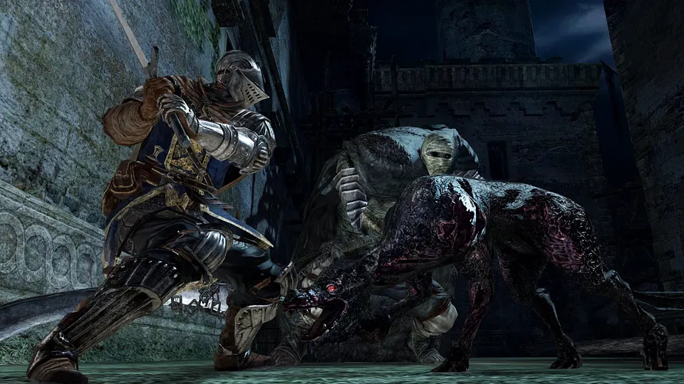 Dark Souls 2: rytíř v plátové zbroji bojuje s zohavenou bestií v tmavé kamenné chodbě