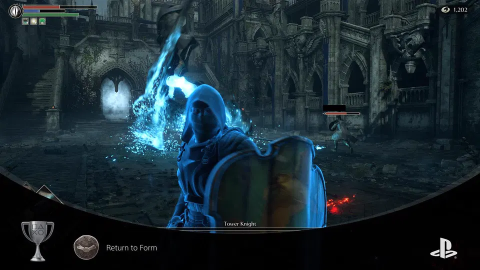 Demon's Souls: modře zářící rytíř s velkým štítem v zámku, v HUD nápis Return to Form a PlayStation logo