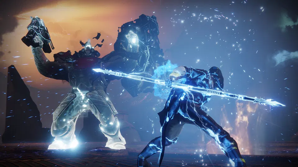Destiny 2: dva bojovníci v modře zářící zbroji se střetávají, jeden drží kopí a druhý kladivo