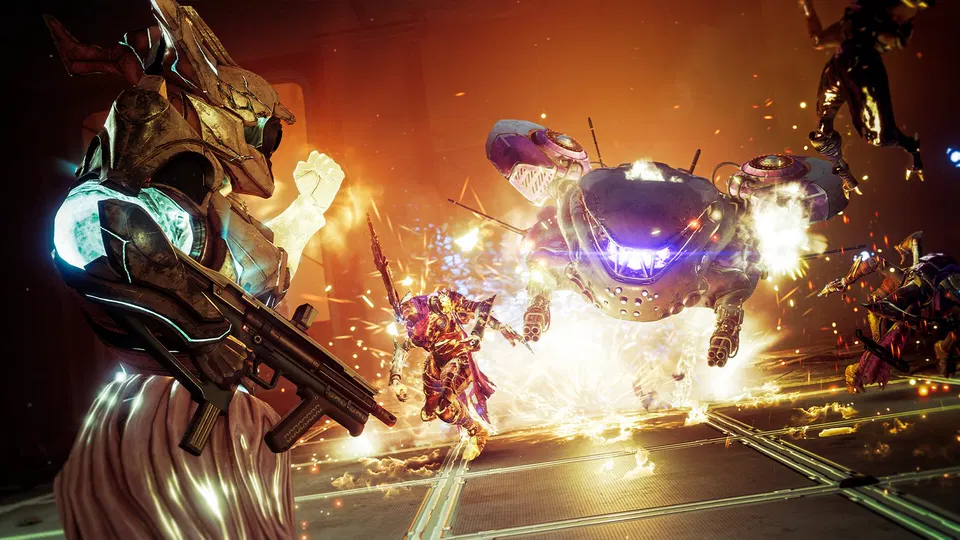 Destiny 2: skupina bojovníků bojuje s nepřáteli a v pozadí létá kulatý fialový stroj