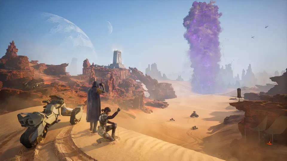 Dune: Awakening – dvě postavy v písečné krajině, vlevo vozidlo a v dálce fialový sloup dýmu