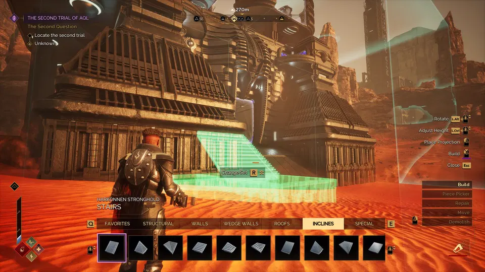 Dune: Awakening – hráč u stavebního menu před velkou kovovou stavbou na rudé poušti