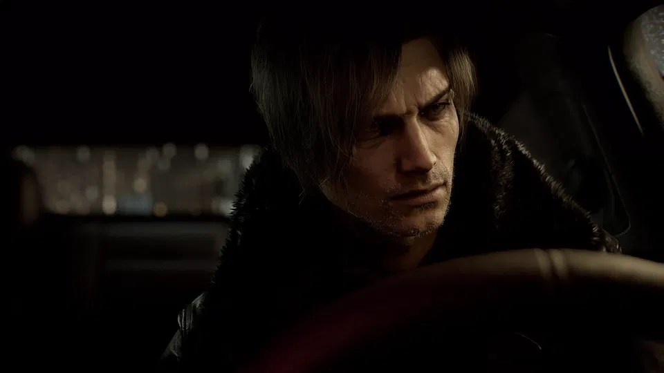 Resident Evil: Requiem – muž v tmavém kabátě sedí za volantem auta v tlumeném světle