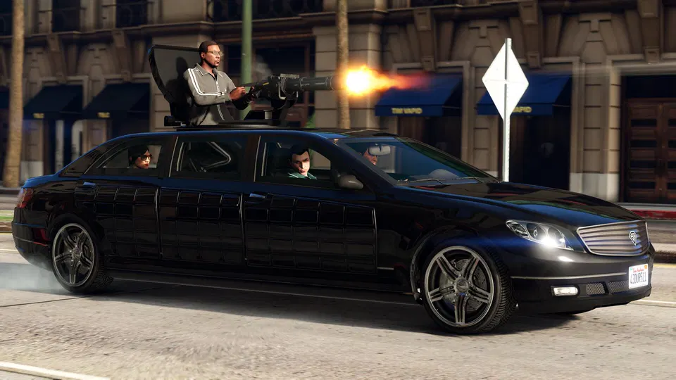 GTA 5: černá prodloužená limuzína s panelem zbraní jede po ulici, z okna střílí muž s těžkým kulometem.