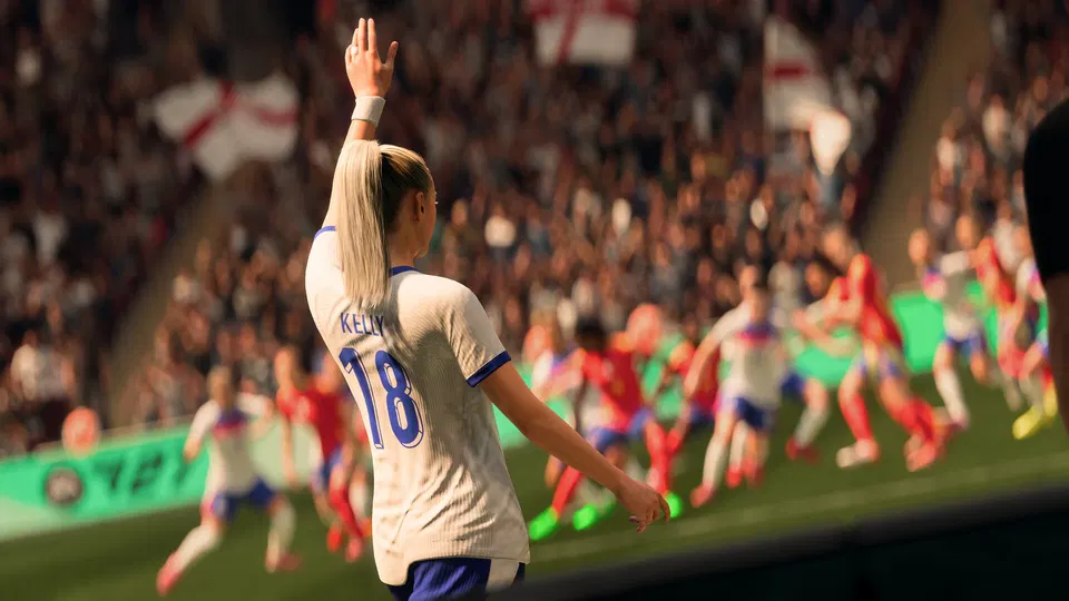 EA Sports FC 27: hráčka s číslem 18 v bílém dresu zvedá ruku před plným stadionem s vlajkami