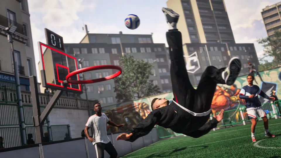 EA Sports FC 27: hráč provádí akrobatický útok na míč na městském hřišti u basketbalového koše