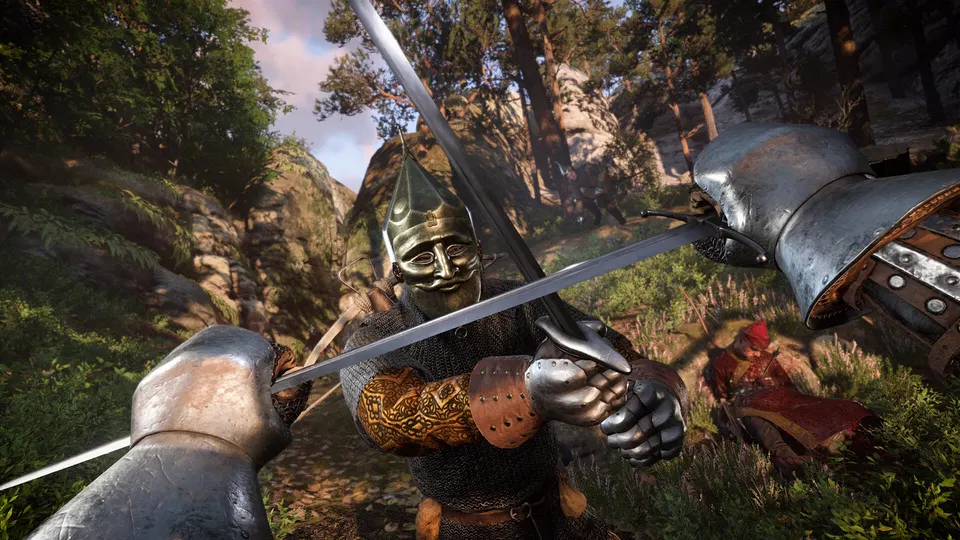 Kingdom Come: Deliverance II: hlavní postava v brnění bojuje s protivníkem s mečem v lesní krajině.