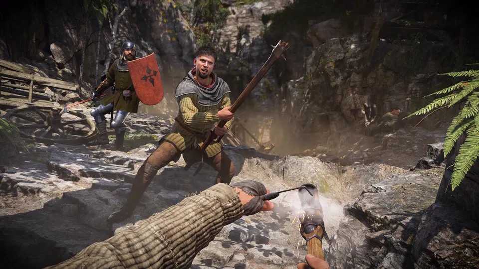 Kingdom Come: Deliverance II: dva bojovníci s kopím a štítem útočí v horském terénu poblíž kamenů.