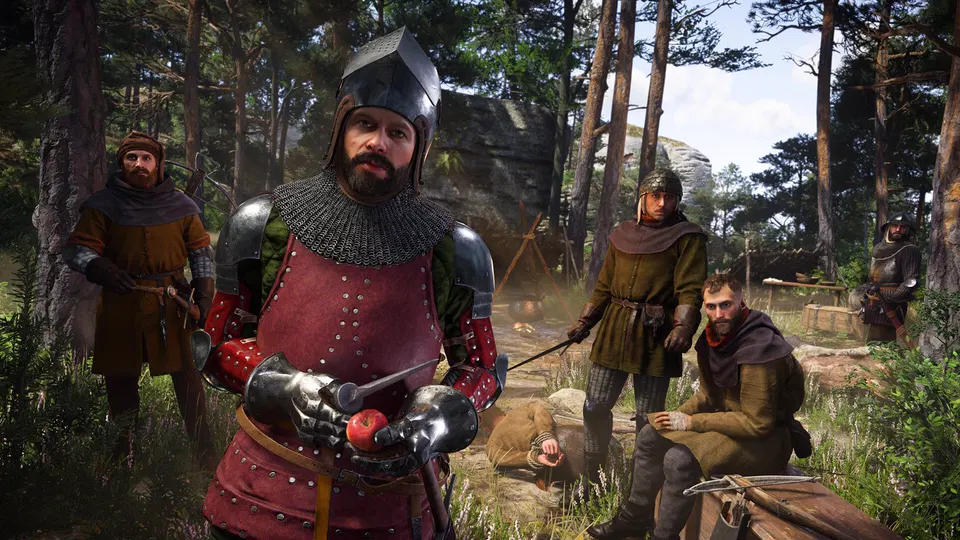 Kingdom Come: Deliverance II: bojovník v červeném oděvu a přilbě stojí mezi dalšími muži v lesním táboře.