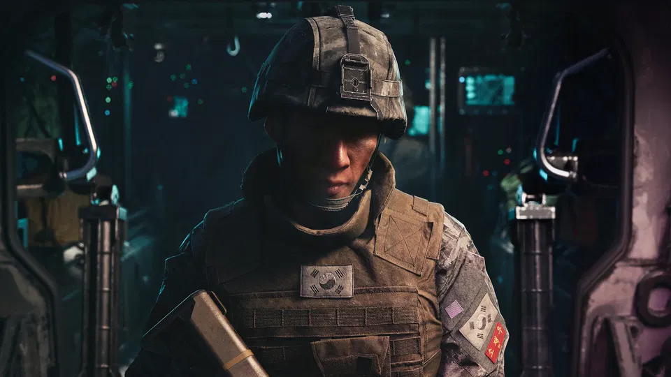 Call of Duty: Modern Warfare 4 – voják s helmou a vestou v temné chodbě lodi