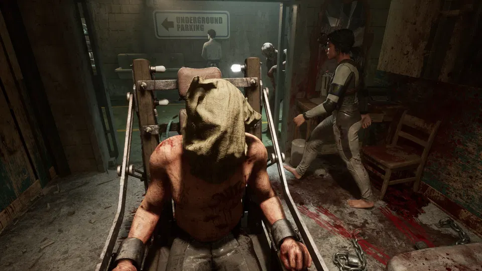 The Outlast Trials: postava s pytlem na hlavě sedí na elektrickém křesle, v pozadí další postava a cedule