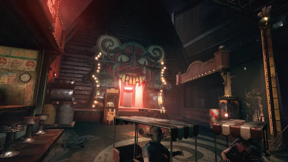The Outlast Trials: osvětlený bar s červeným světlem, dekorativní obří maska nad vchodem a barové stoličky