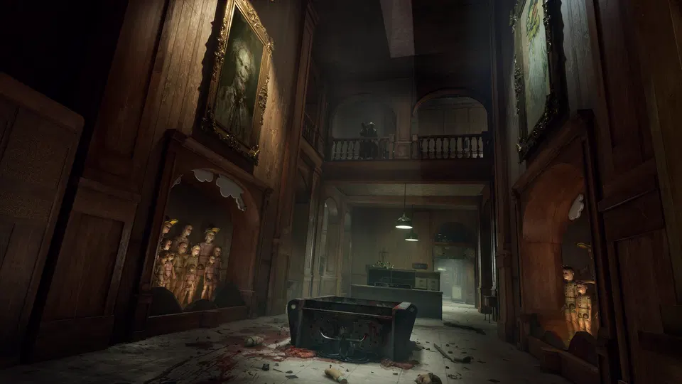 The Outlast Trials: prázdná chodba s obrazy na stěnách, otevřeným kufrem a krví na podlaze