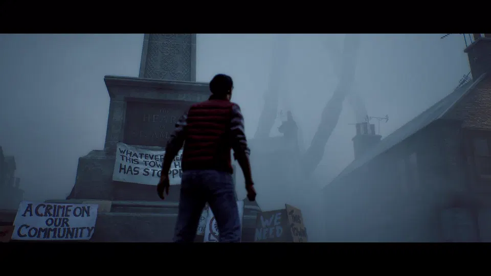 Silent Hill: Townfall – muž v pruhované bundě stojí zezadu před sochou v mlhavé ulici