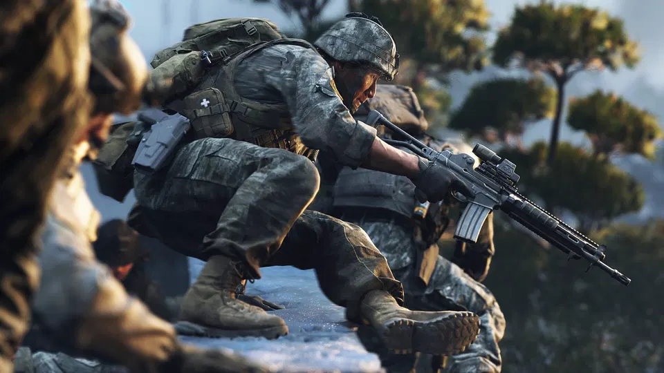 Call of Duty: Modern Warfare 4 – vojáci v maskáčích za zdí na lesní pozadí, jeden míří puškou s optikou.