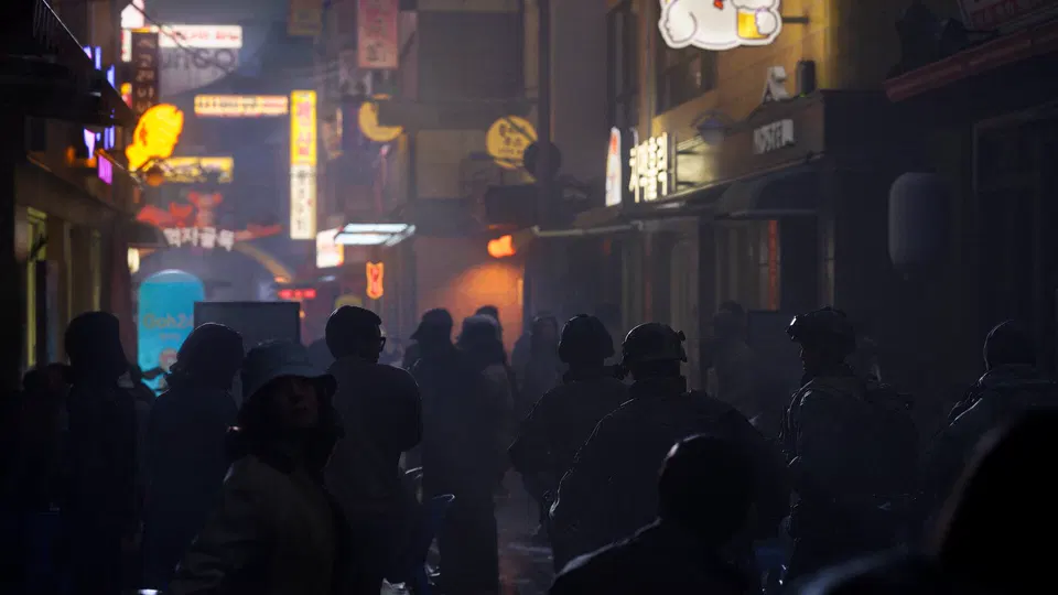 Call of Duty: Modern Warfare 4 – siluety lidí v noční úzké uličce s neonovými nápisy a kouřem.