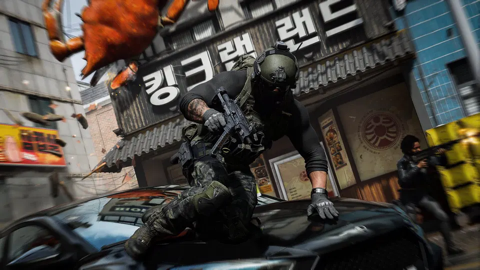 Call of Duty: Modern Warfare 4 – vojáci v taktickém vybavení na kapotě auta před korejsky psanou budovou.