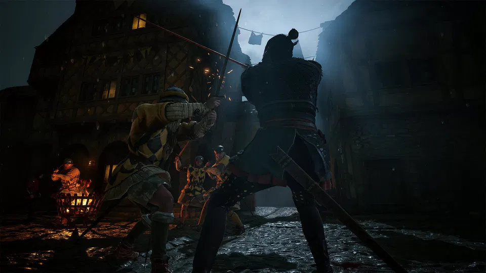 The Blood of Dawnwalker: v noci na dlážděné ulici bojuje postava s mečem proti dalšímu bojovníkovi