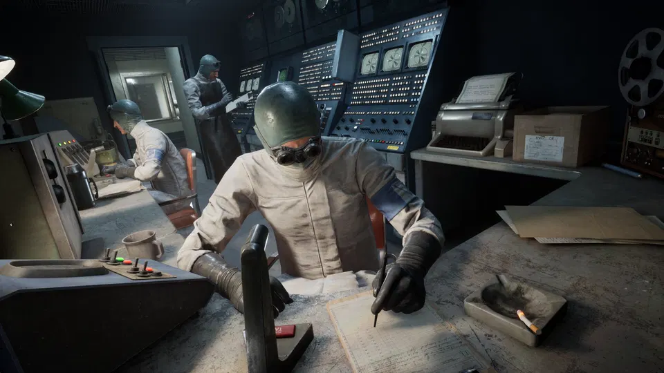 The Outlast Trials: postavy v bílých oblecích a plynových maskách u stolu v retro řídicí místnosti