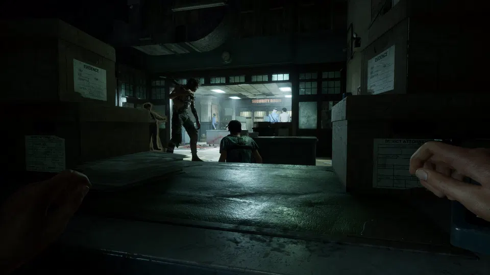 The Outlast Trials: pohled z první osoby na tmavou chodbu, v dálce osvětlená místnost s postavami